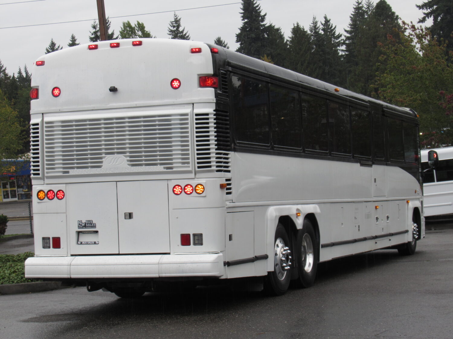 2004 MCI D4500 53 Passenger ADA Motorcoach - C56278 - Image 3