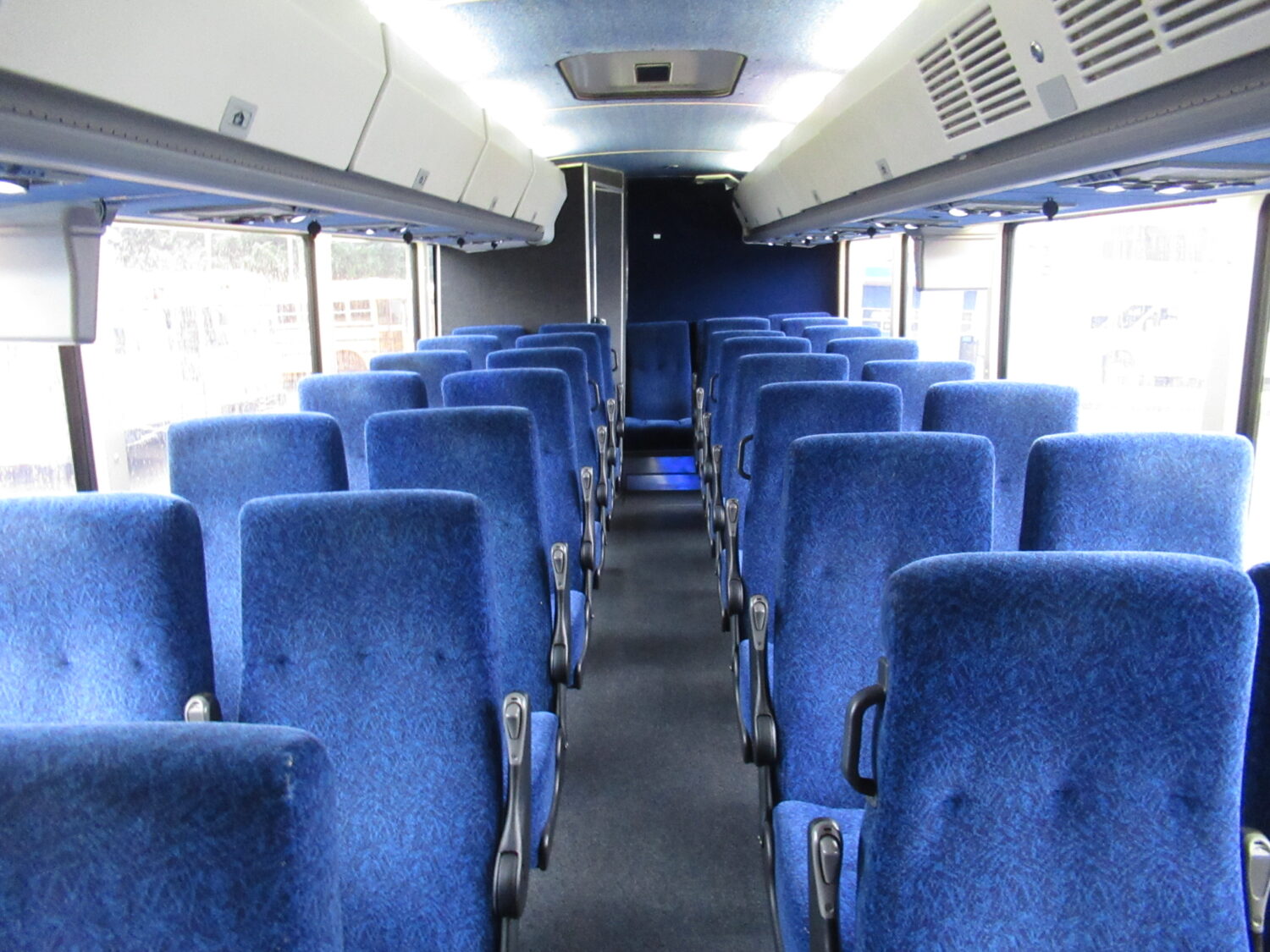 2004 MCI D4500 53 Passenger ADA Motorcoach - C56278 - Image 7