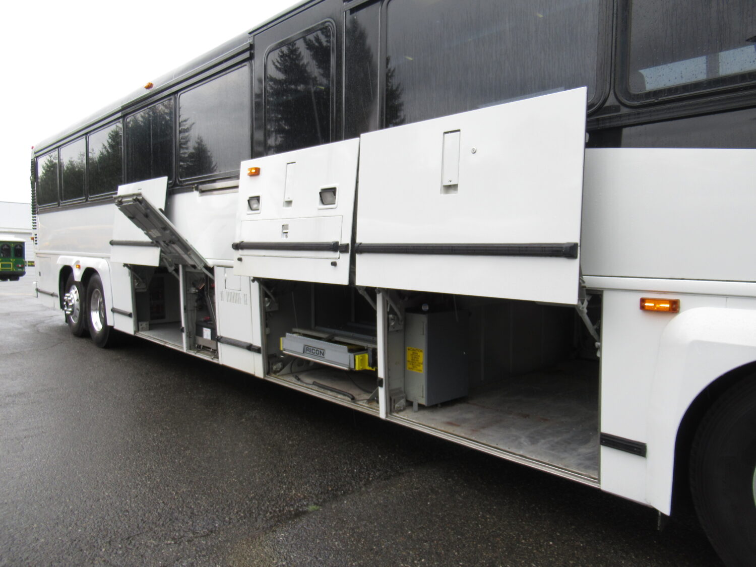 2004 MCI D4500 53 Passenger ADA Motorcoach - C56278 - Image 10