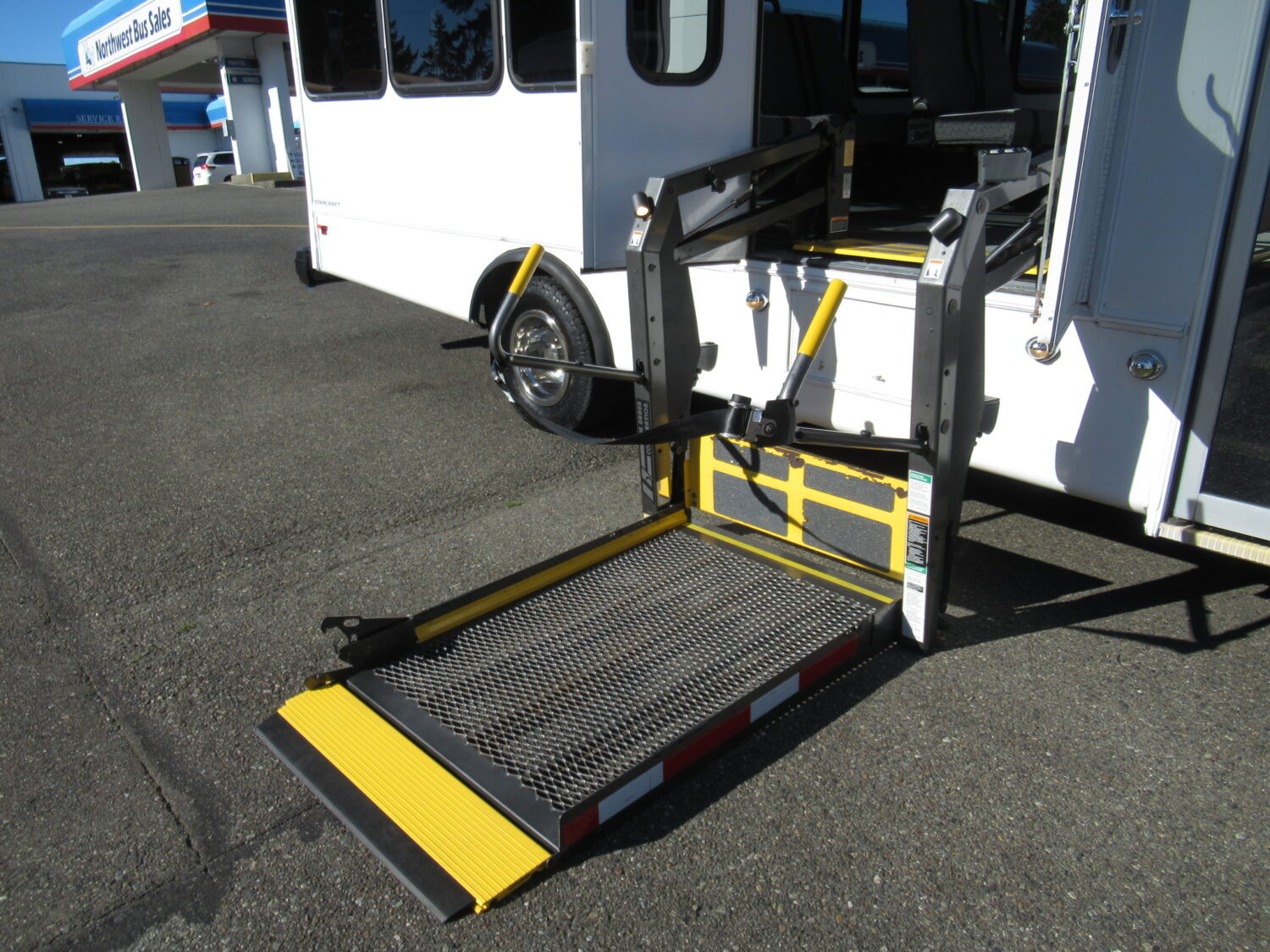 2006 Ford Starcraft Allstar 14 Passenger ADA Shuttle Bus - S21084 - Image 10