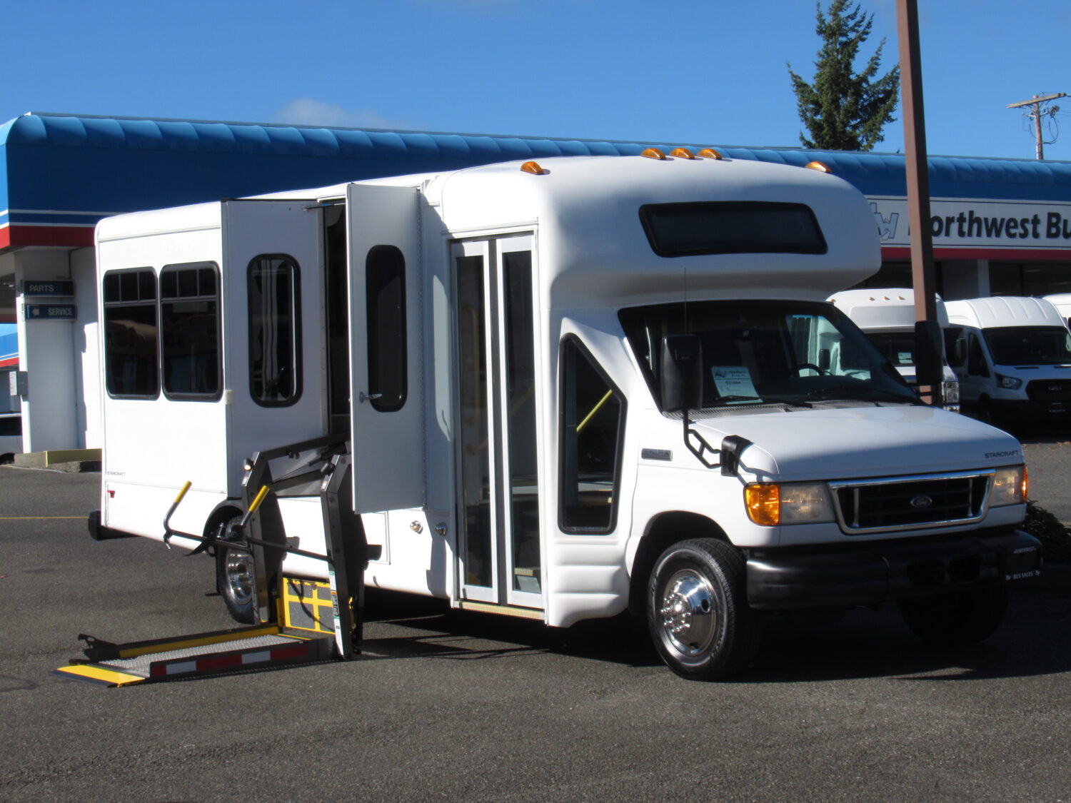 2006 Ford Starcraft Allstar 14 Passenger ADA Shuttle Bus - S21084