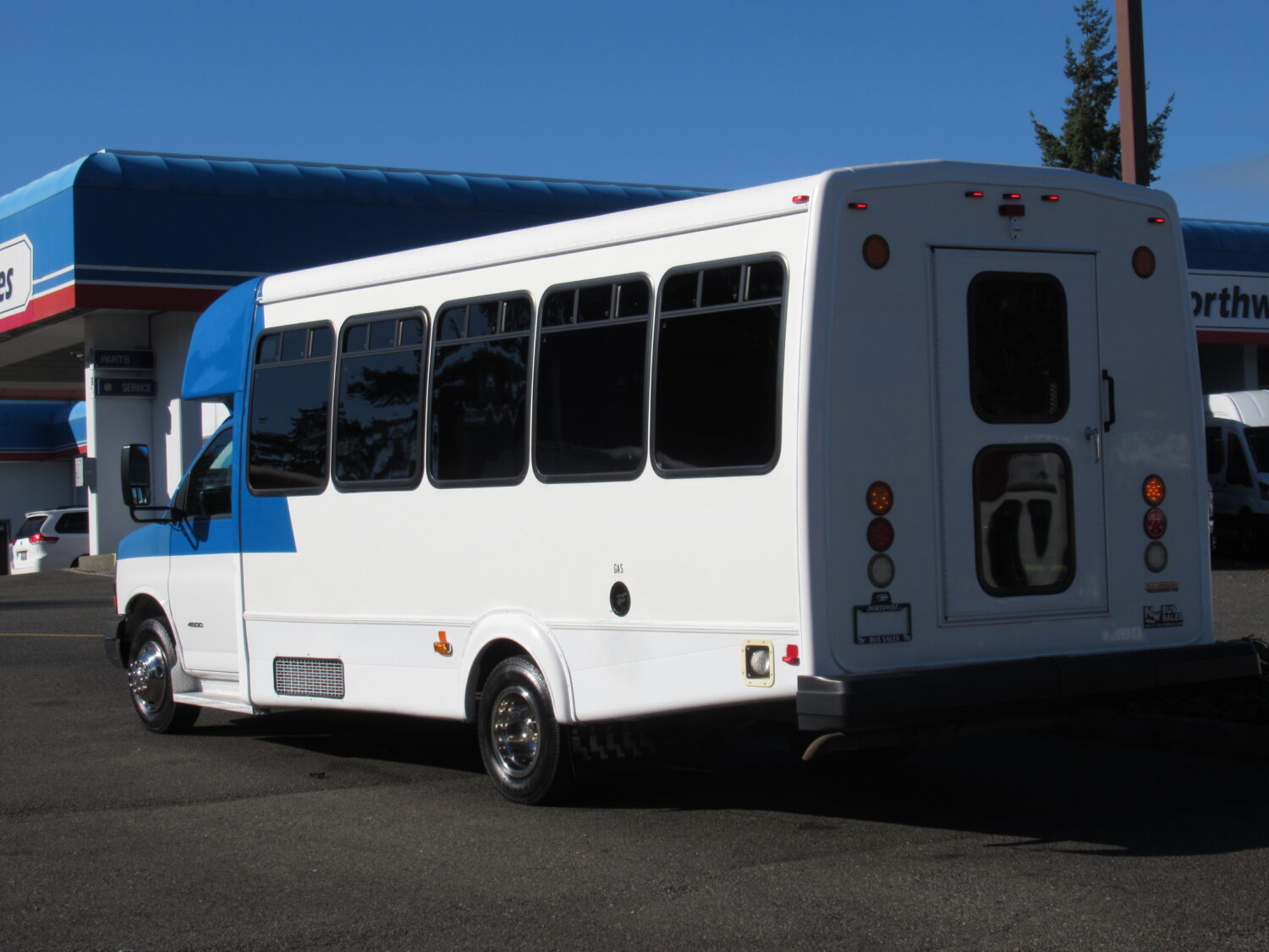 2014 Chevrolet Goshen 15 Passenger ADA Shuttle Bus - S57962 - Image 4