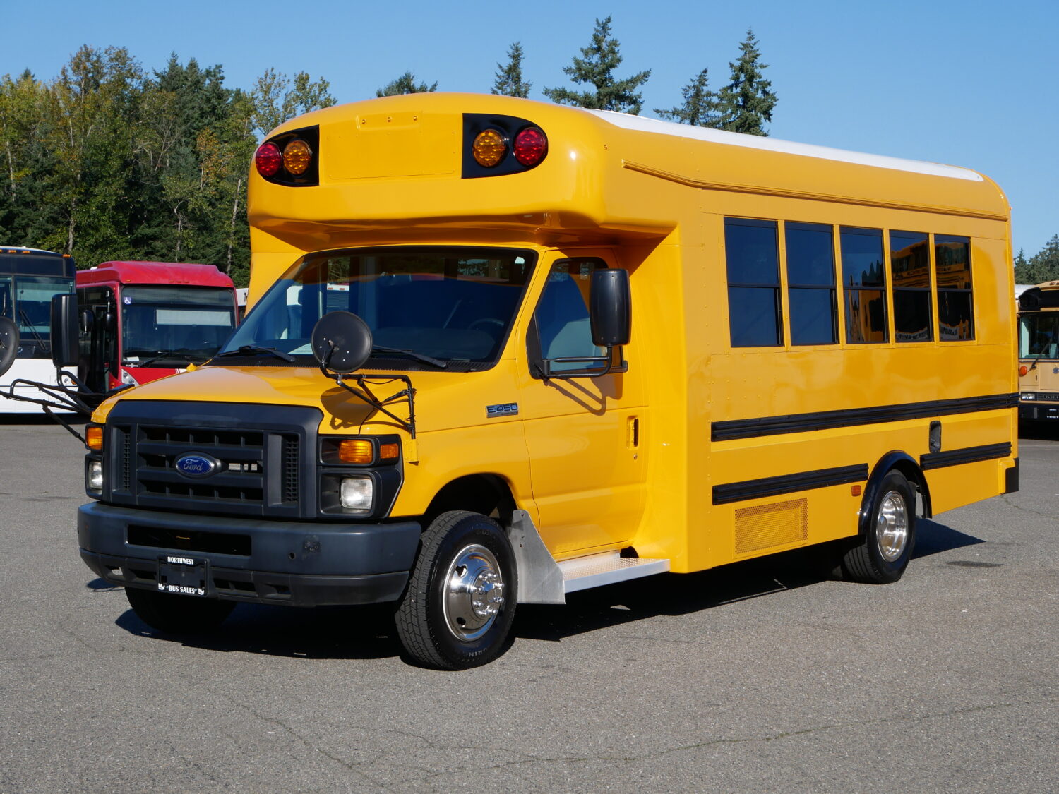 2016 Ford E-450 Starcraft Quest 30 Passenger School Bus - B32236 - Image 2