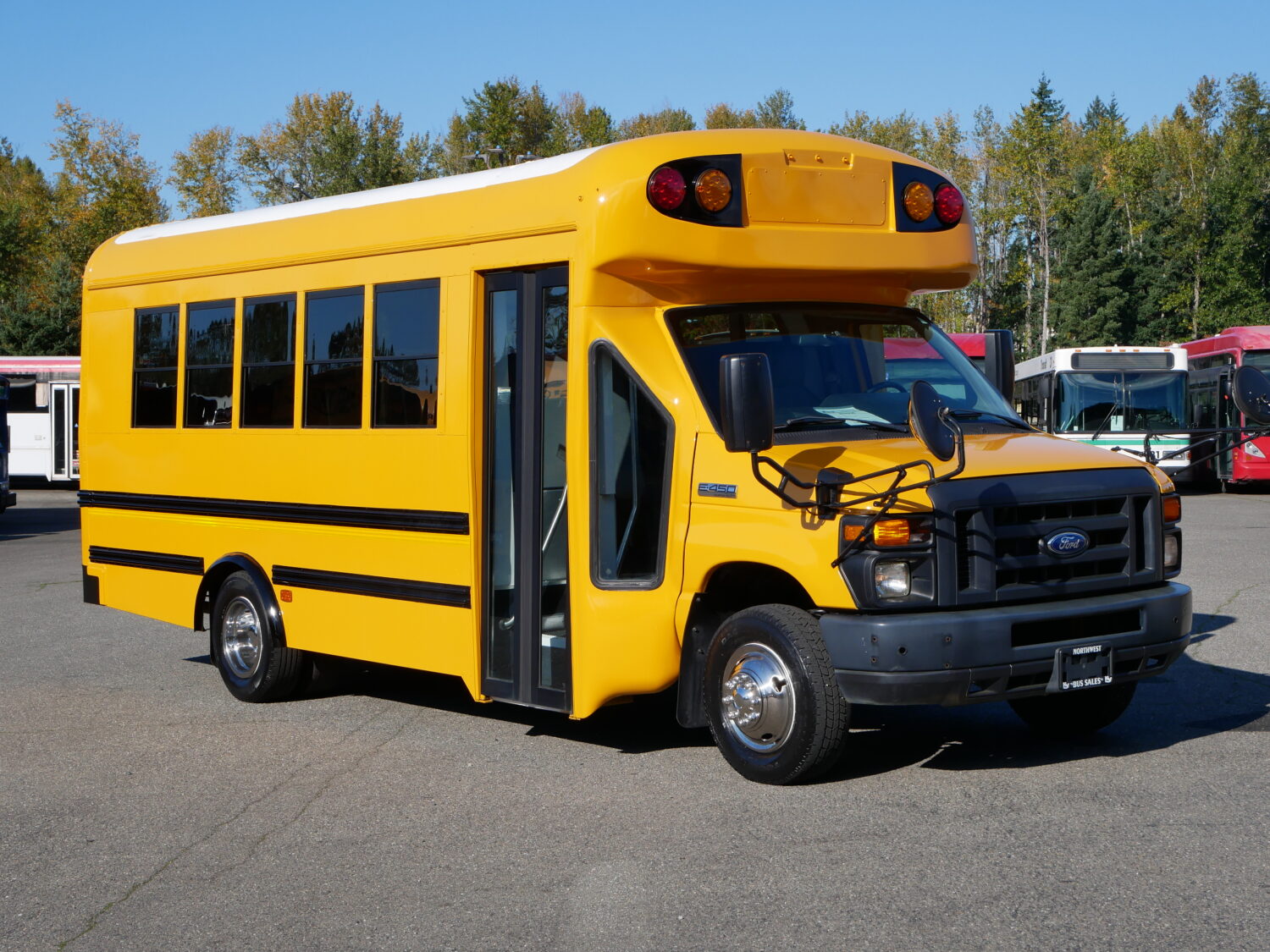 2016 Ford E-450 Starcraft Quest 30 Passenger School Bus - B32236