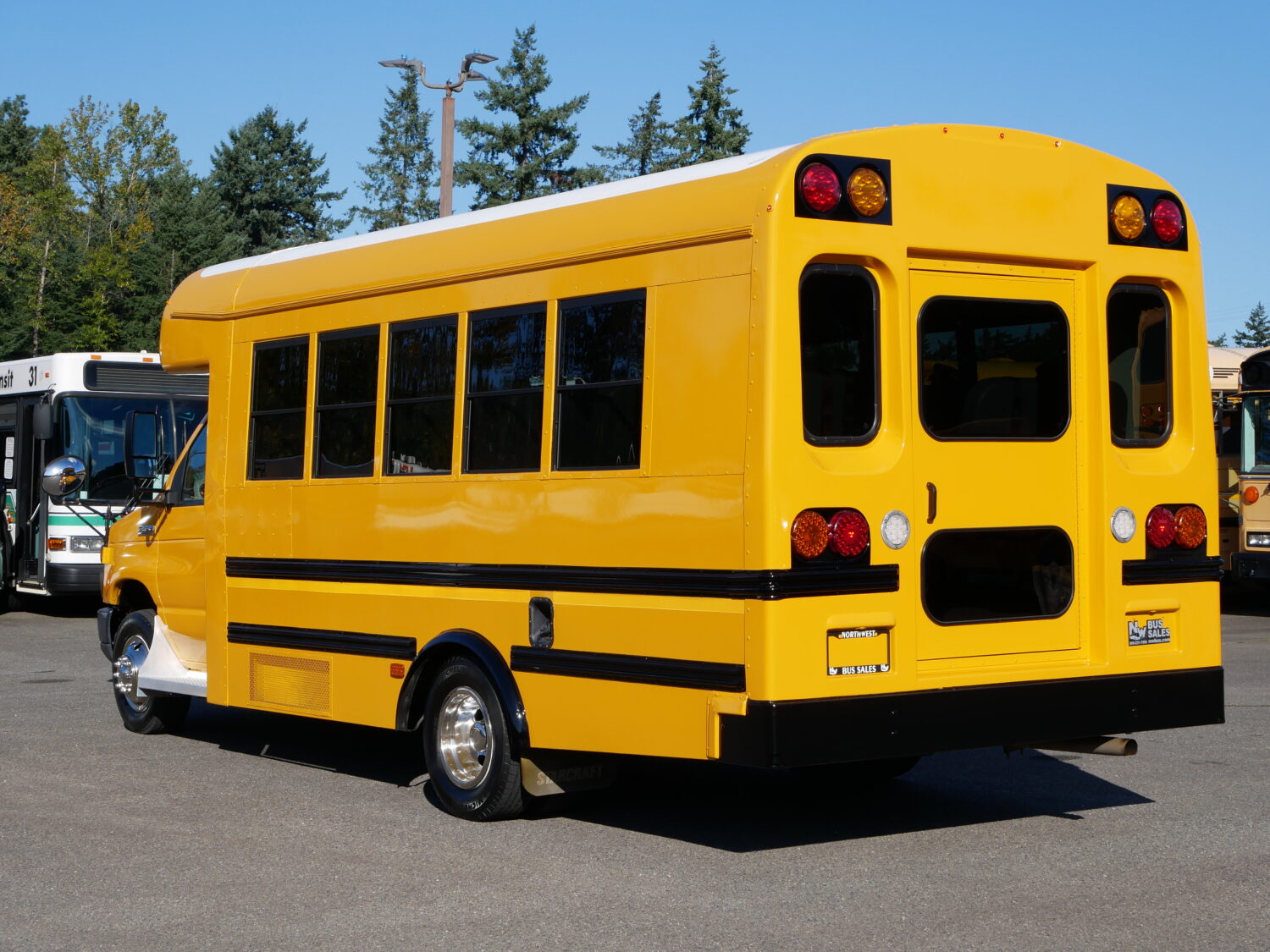 2016 Ford E-450 Starcraft Quest 30 Passenger School Bus - B32236 - Image 4
