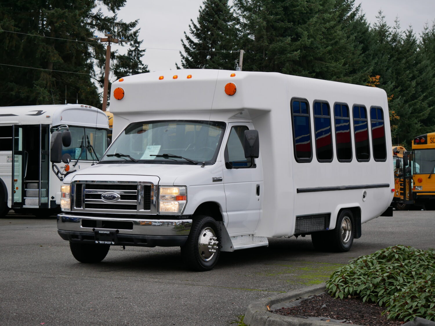 2010 Ford Diamond VIP 2200 14 Passenger + 1 Wheelchair Shuttle Bus - S52539 - Image 2