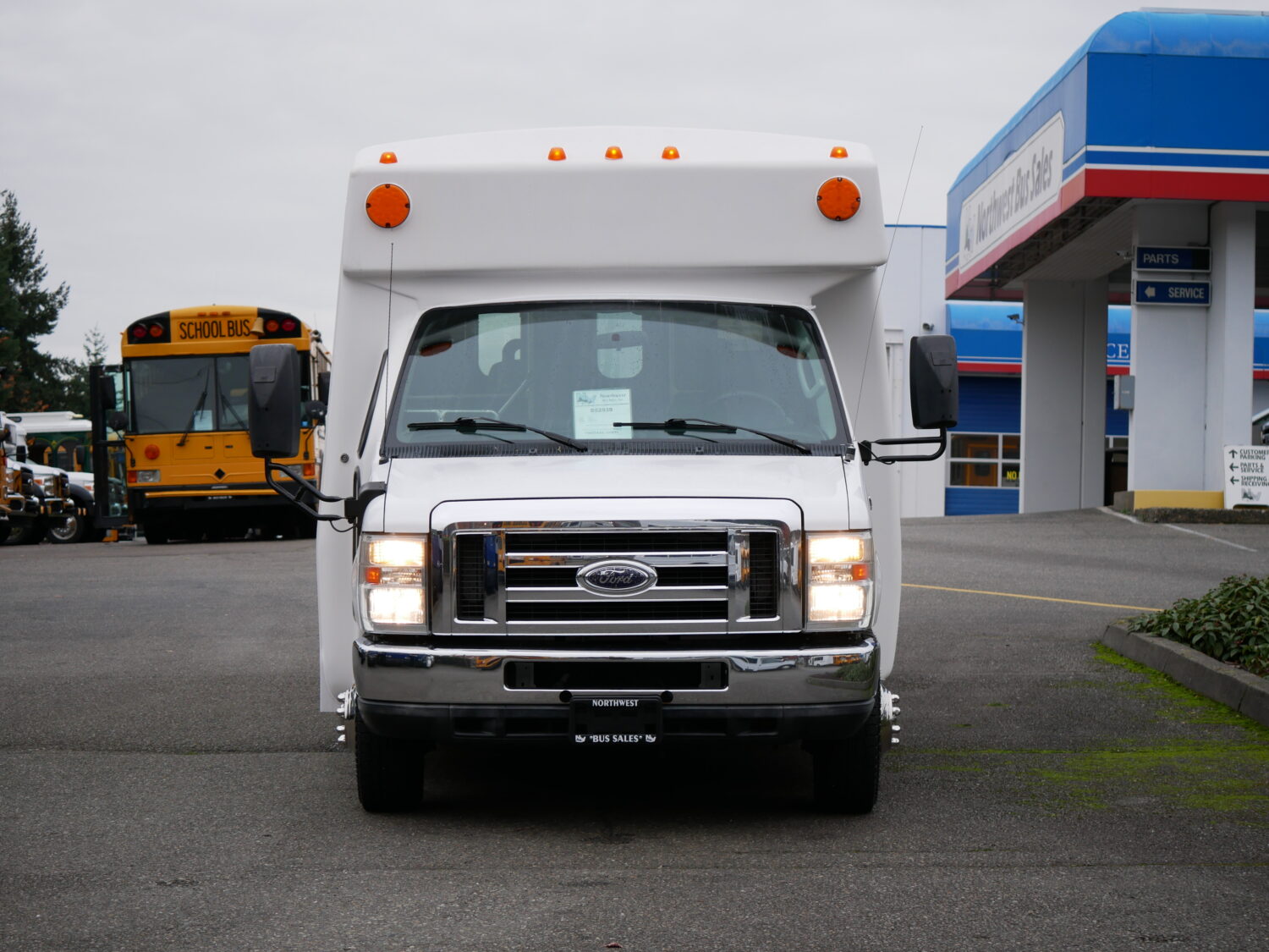 2010 Ford Diamond VIP 2200 14 Passenger + 1 Wheelchair Shuttle Bus - S52539 - Image 12