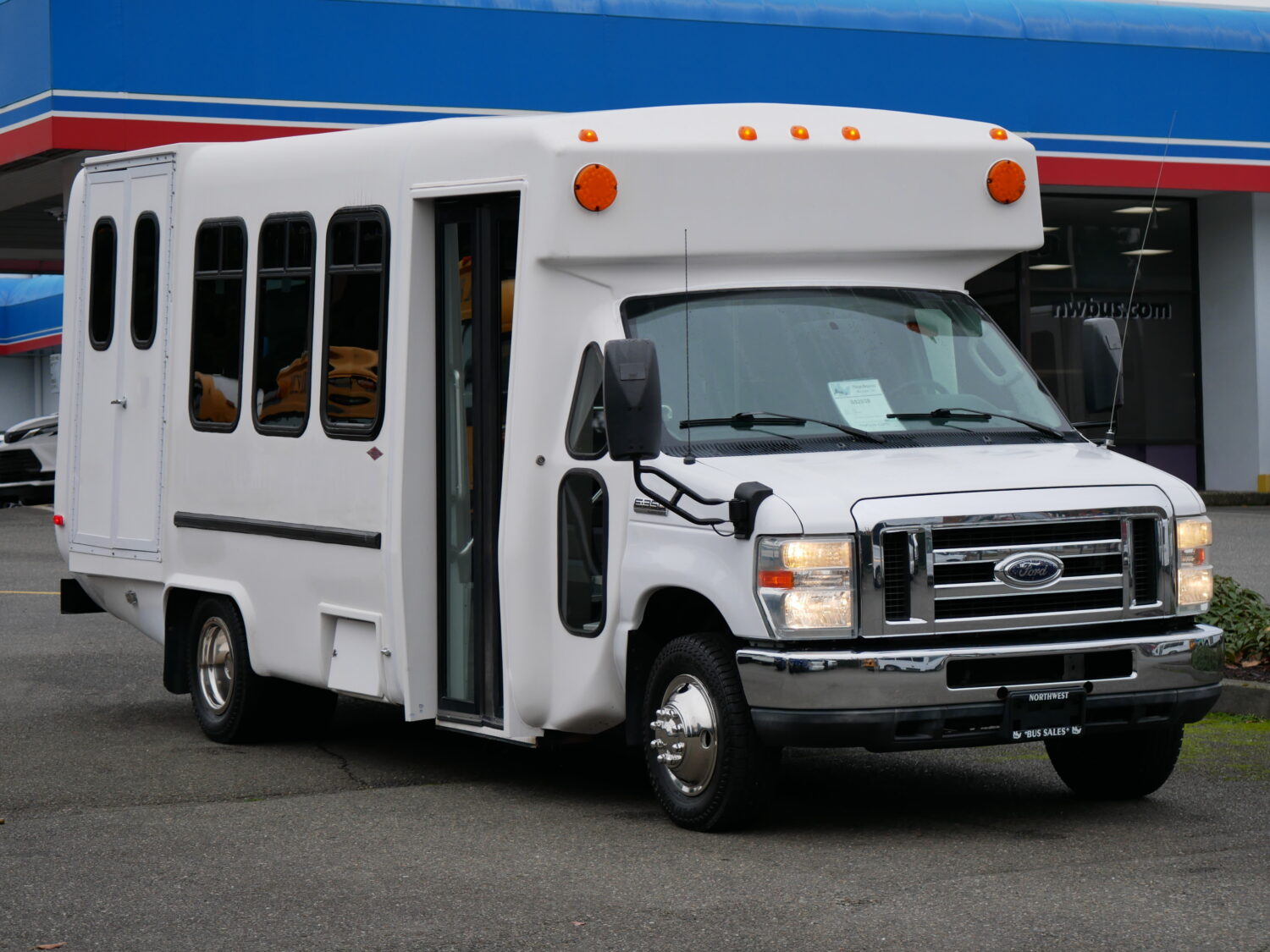 2010 Ford Diamond VIP 2200 14 Passenger + 1 Wheelchair Shuttle Bus - S52539