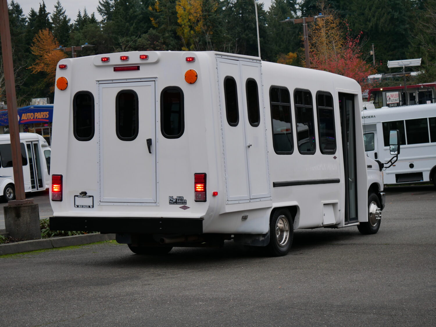 2010 Ford Diamond VIP 2200 14 Passenger + 1 Wheelchair Shuttle Bus - S52539 - Image 3