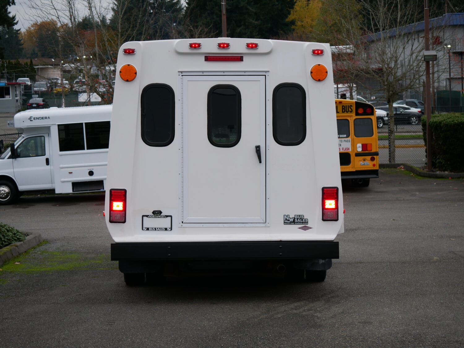 2010 Ford Diamond VIP 2200 14 Passenger + 1 Wheelchair Shuttle Bus - S52539 - Image 11