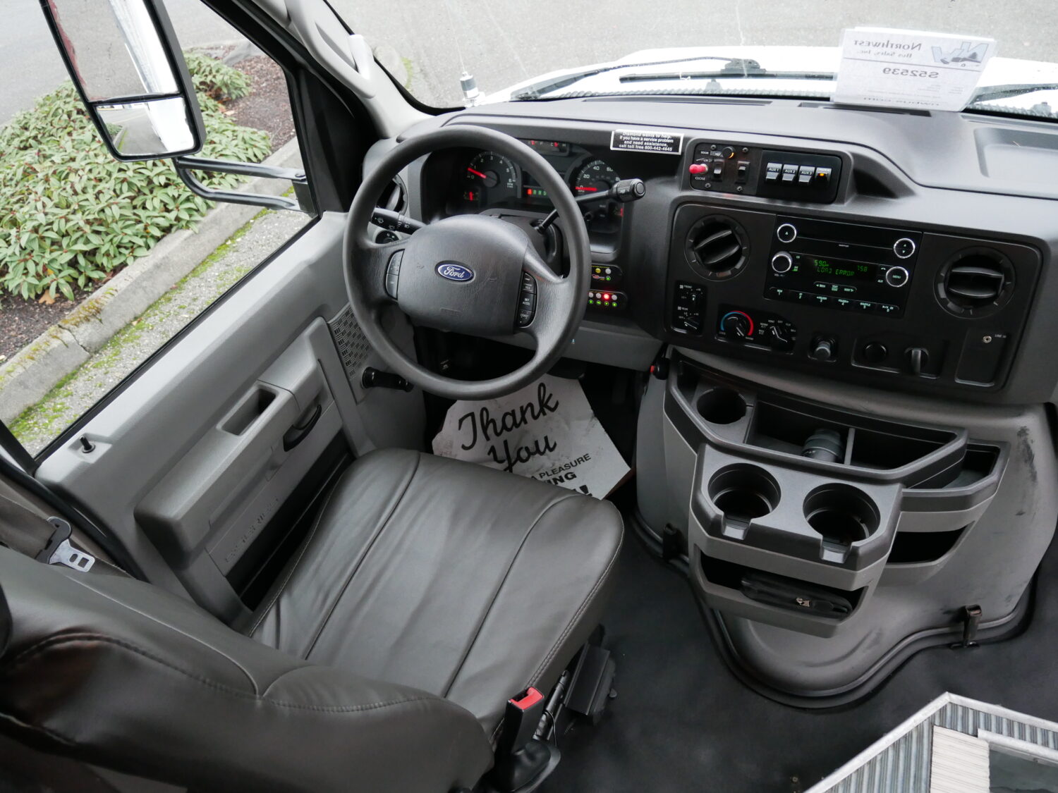 2010 Ford Diamond VIP 2200 14 Passenger + 1 Wheelchair Shuttle Bus - S52539 - Image 5