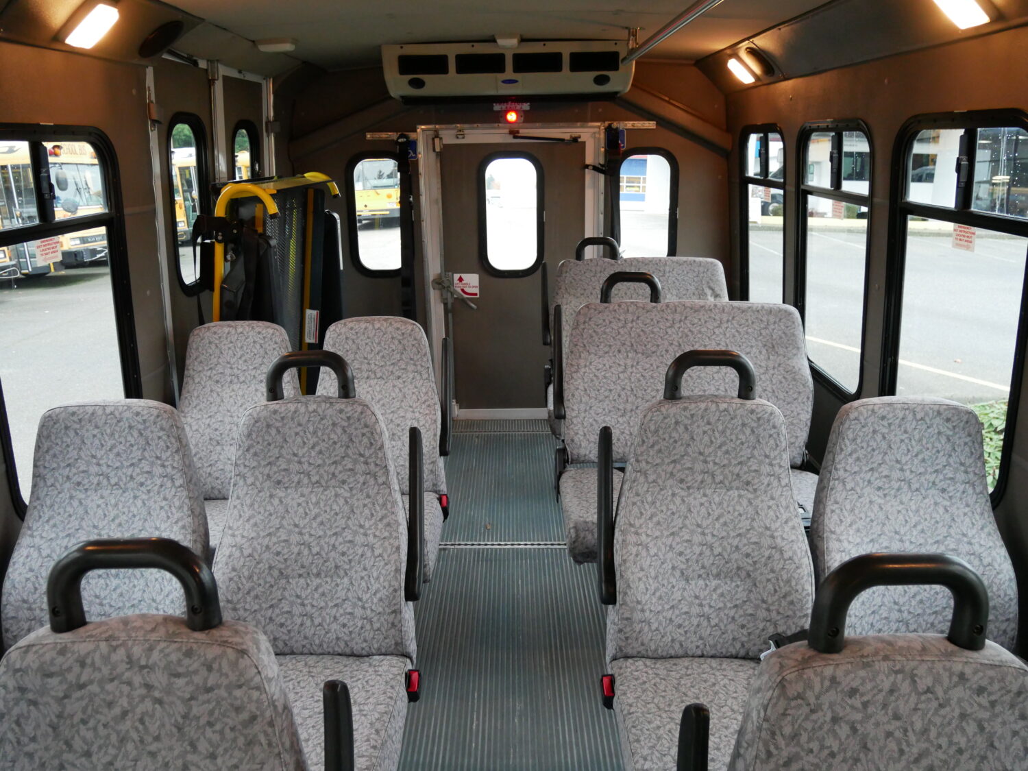 2010 Ford Diamond VIP 2200 14 Passenger + 1 Wheelchair Shuttle Bus - S52539 - Image 6