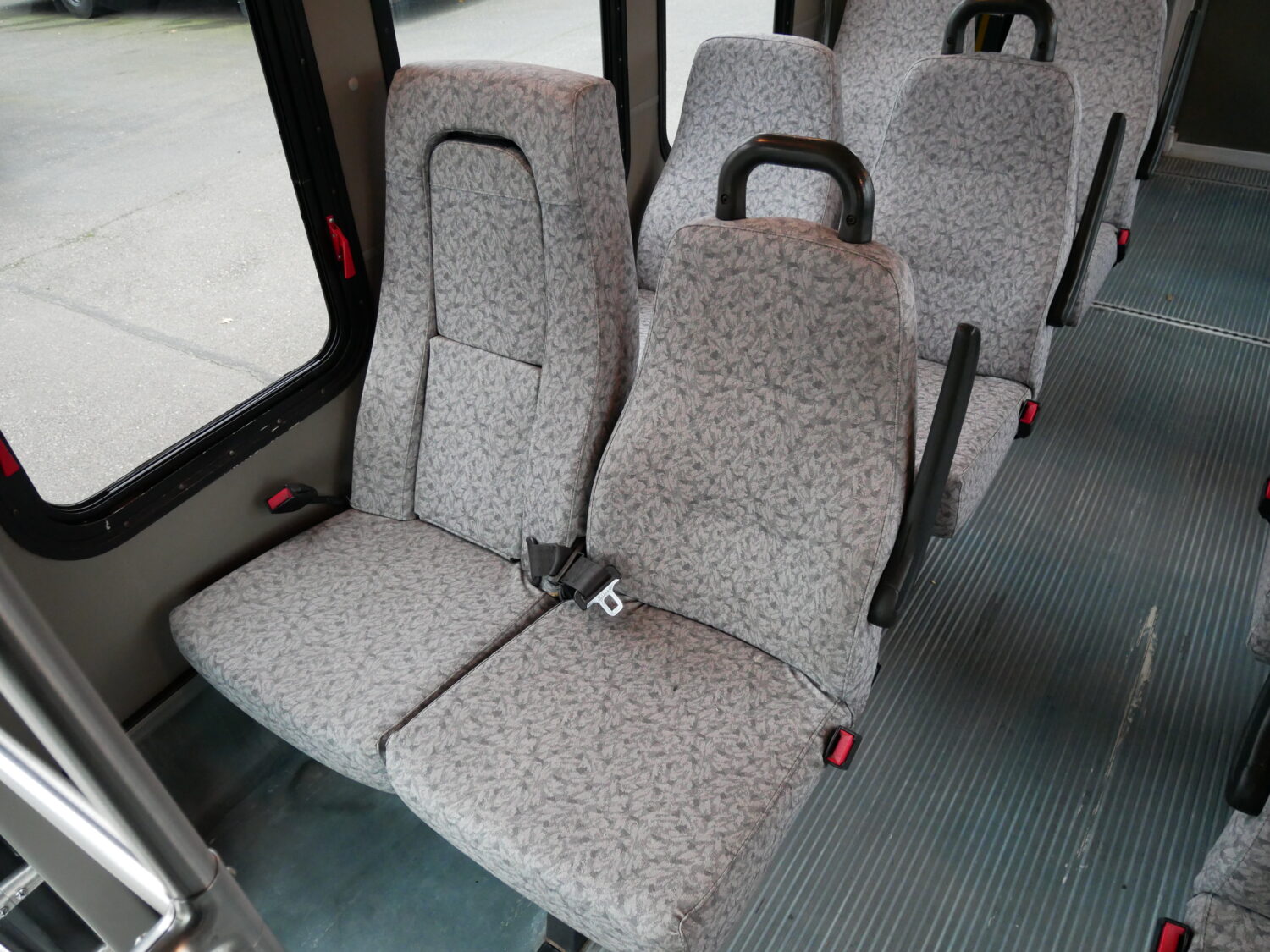 2010 Ford Diamond VIP 2200 14 Passenger + 1 Wheelchair Shuttle Bus - S52539 - Image 10