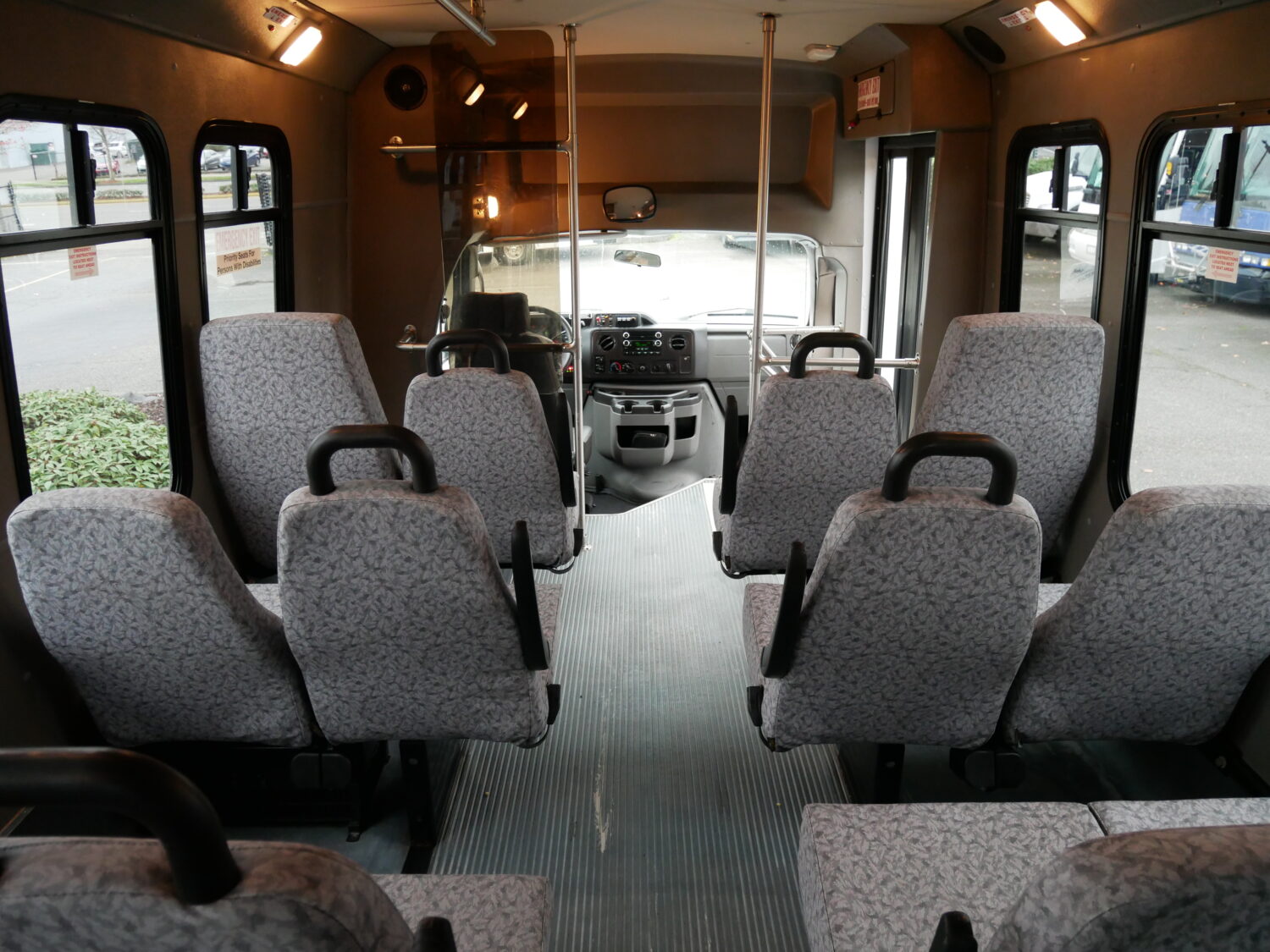 2010 Ford Diamond VIP 2200 14 Passenger + 1 Wheelchair Shuttle Bus - S52539 - Image 7