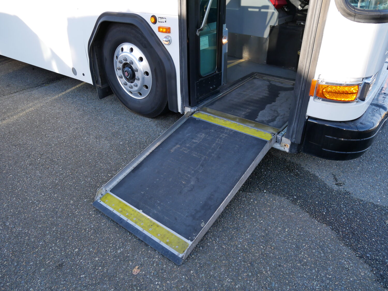 2003 Gillig Low Floor 39 Passenger ADA Transit Bus - T73726 - Image 10