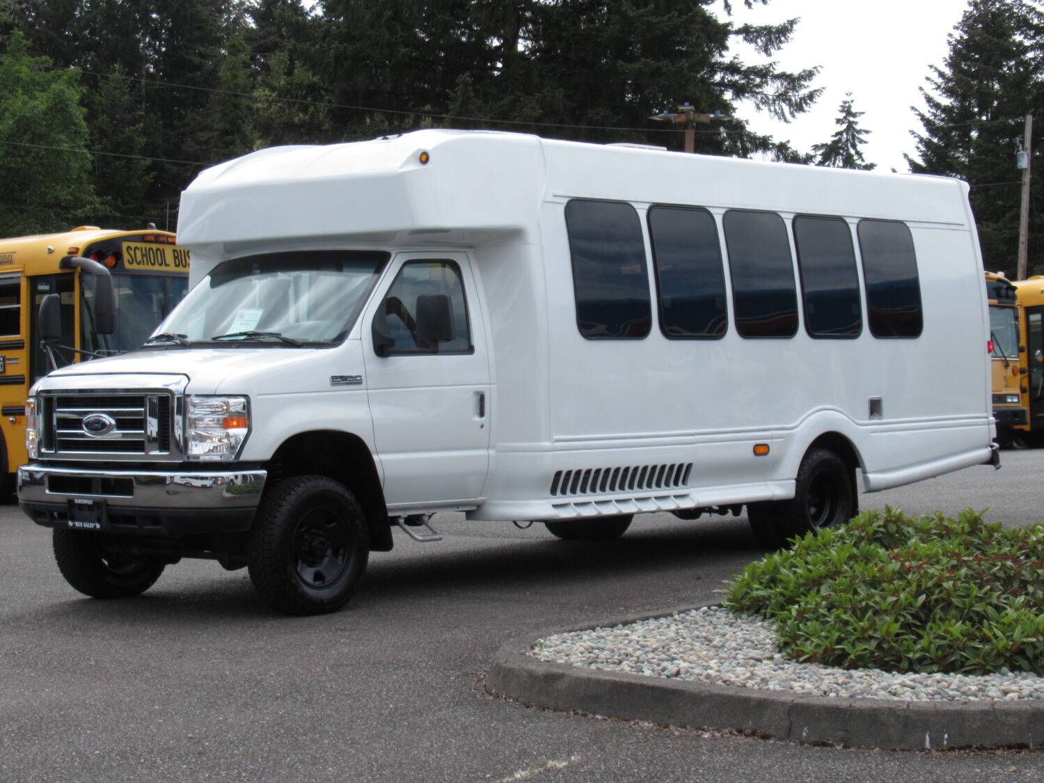 2008 Turtle Top Odyssey 4x4 21 Passenger + Rear Luggage Shuttle Bus - S05711 - Image 2