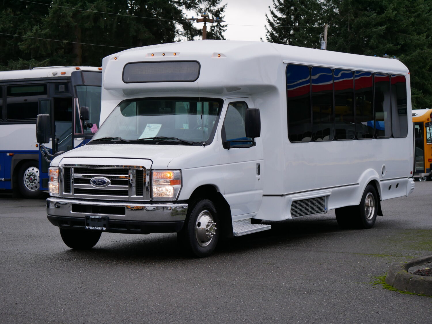 2018 Ford Eldorado Aerotech 14 + Interior Luggage Shuttle Bus - S24649 - Image 2