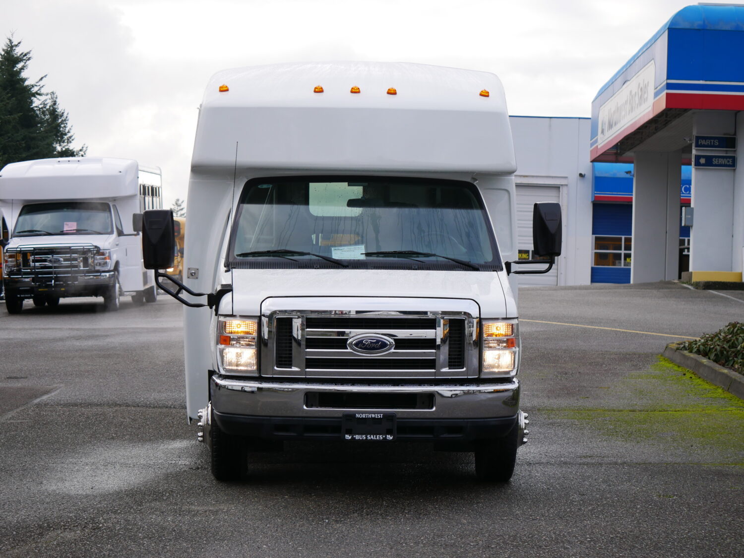 2010 Ford Goshen 12 Passenger + 2 Wheelchair Shuttle Bus - S03676 - Image 12