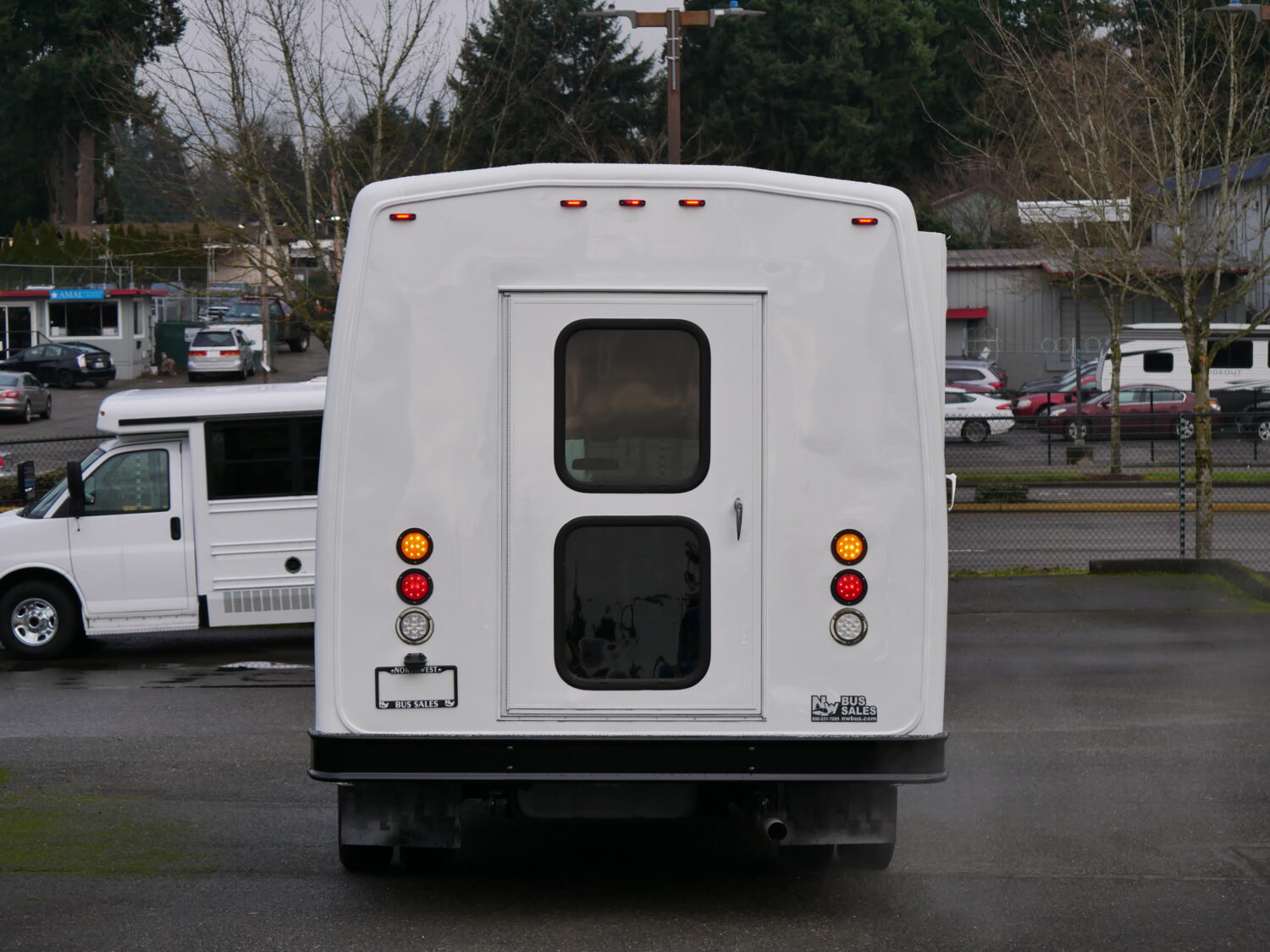 2010 Ford Goshen 12 Passenger + 2 Wheelchair Shuttle Bus - S03676 - Image 11