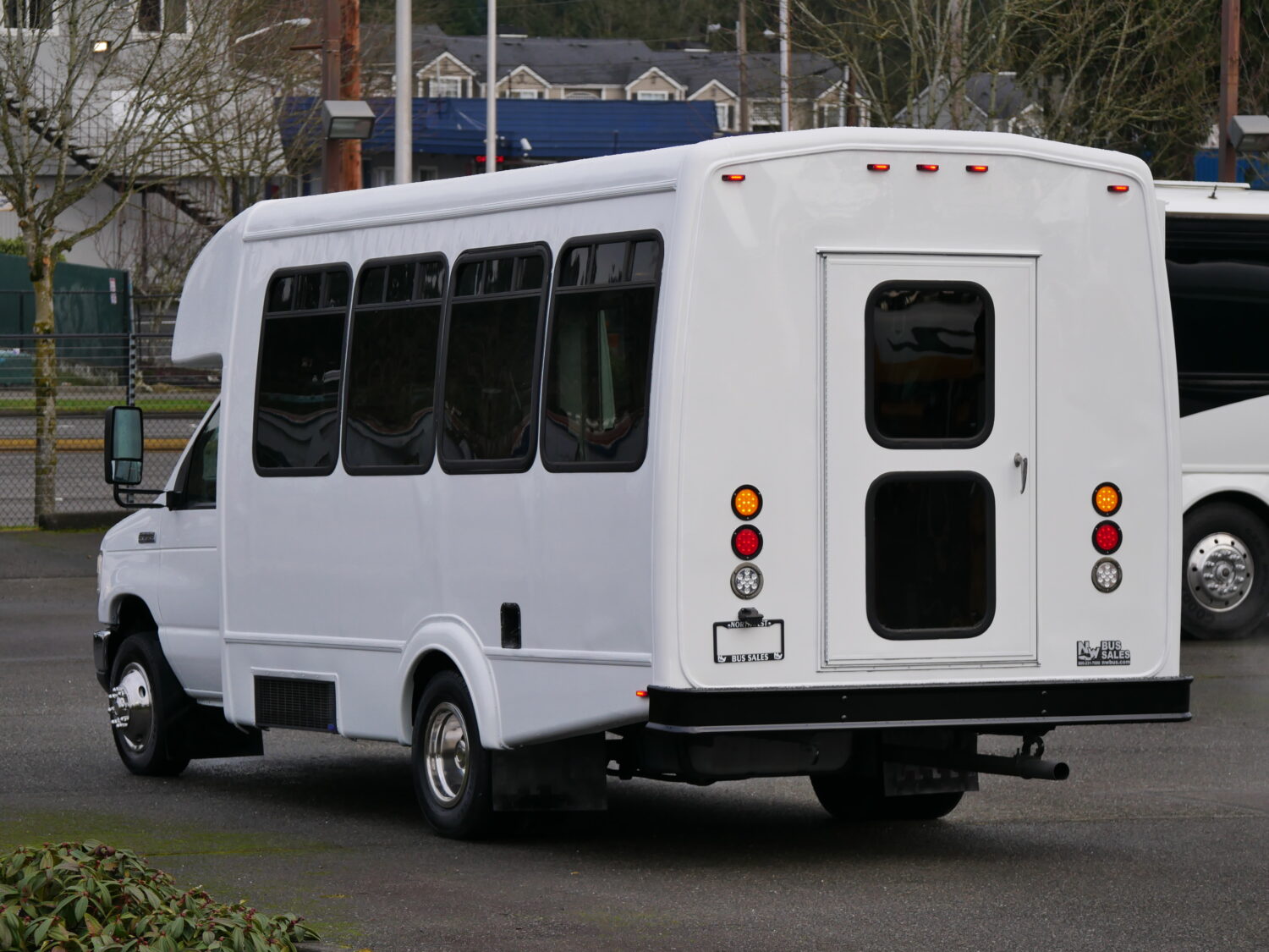 2010 Ford Goshen 12 Passenger + 2 Wheelchair Shuttle Bus - S03676 - Image 4