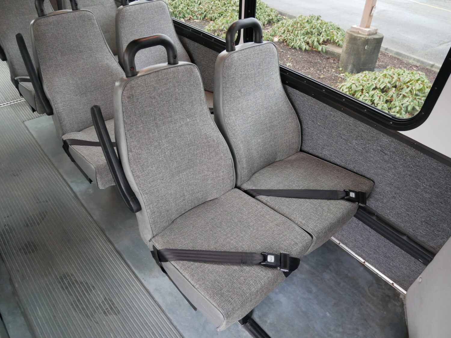 2010 Ford Goshen 12 Passenger + 2 Wheelchair Shuttle Bus - S03676 - Image 9