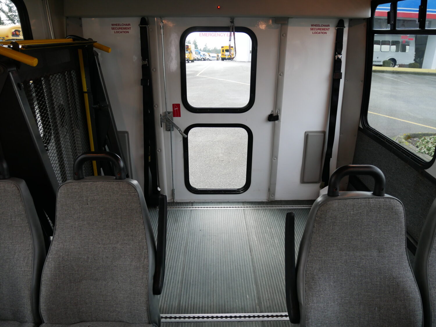 2010 Ford Goshen 12 Passenger + 2 Wheelchair Shuttle Bus - S03676 - Image 7