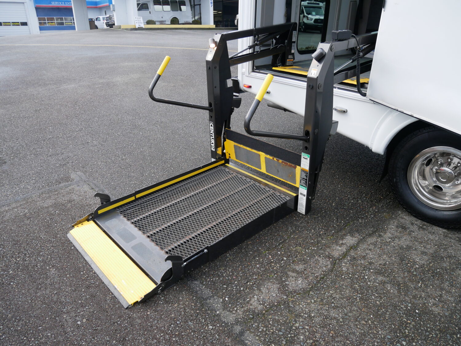 2010 Ford Goshen 12 Passenger + 2 Wheelchair Shuttle Bus - S03676 - Image 10