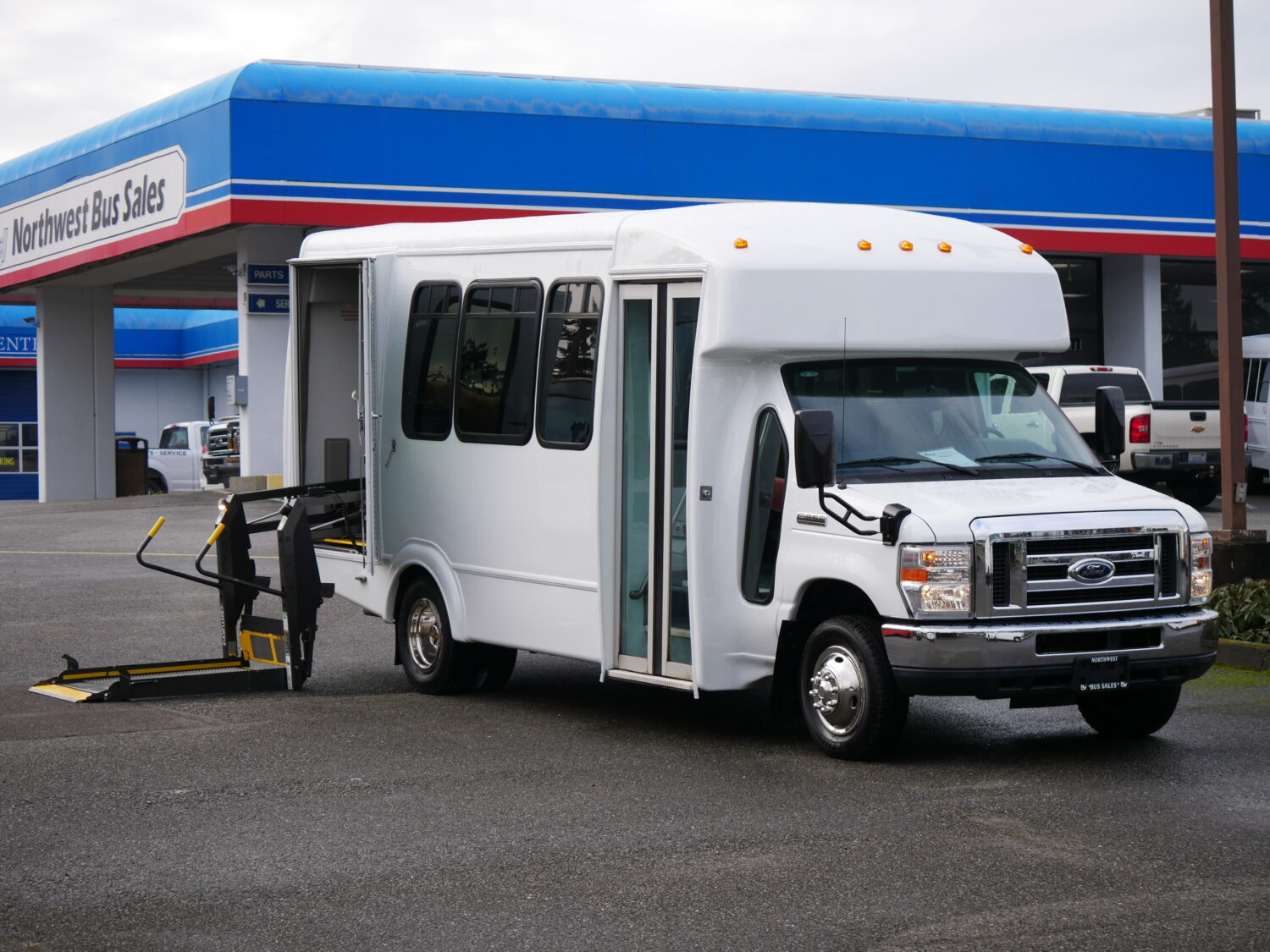 2010 Ford Goshen 12 Passenger + 2 Wheelchair Shuttle Bus - S03676