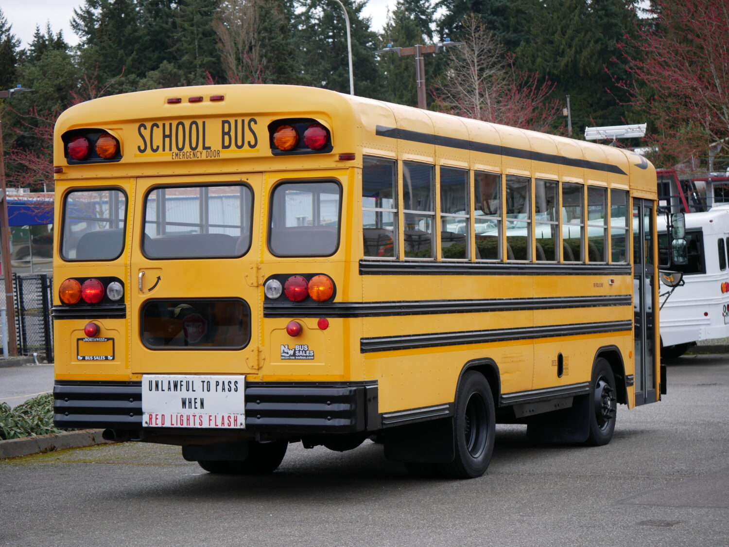 2000 Blue Bird TC-1000 42 Passenger School Bus - B92055 - Image 3