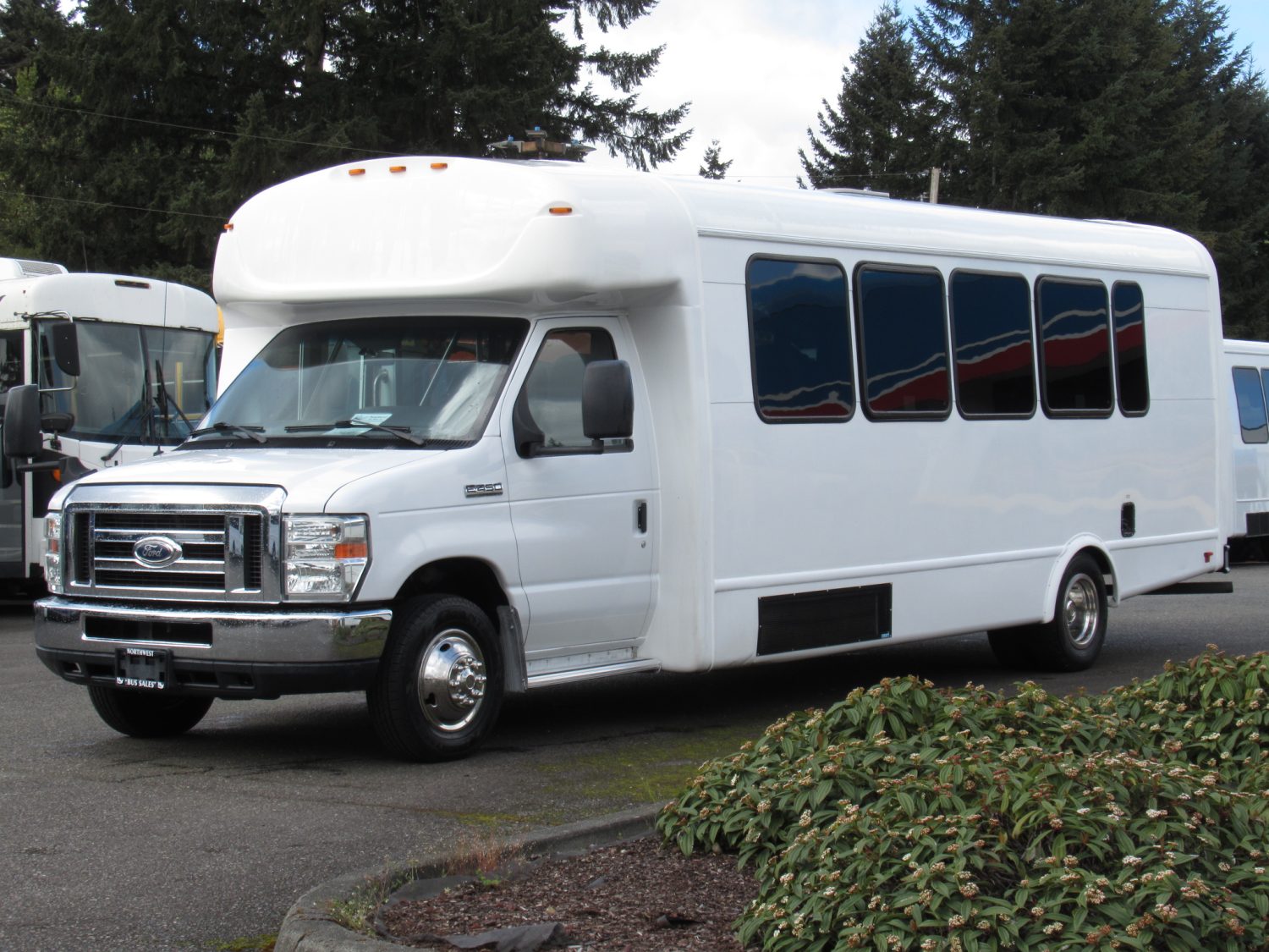 2015 Ford Starcraft MVP 24 Passenger w/Rear Luggage - S28008 - Image 2