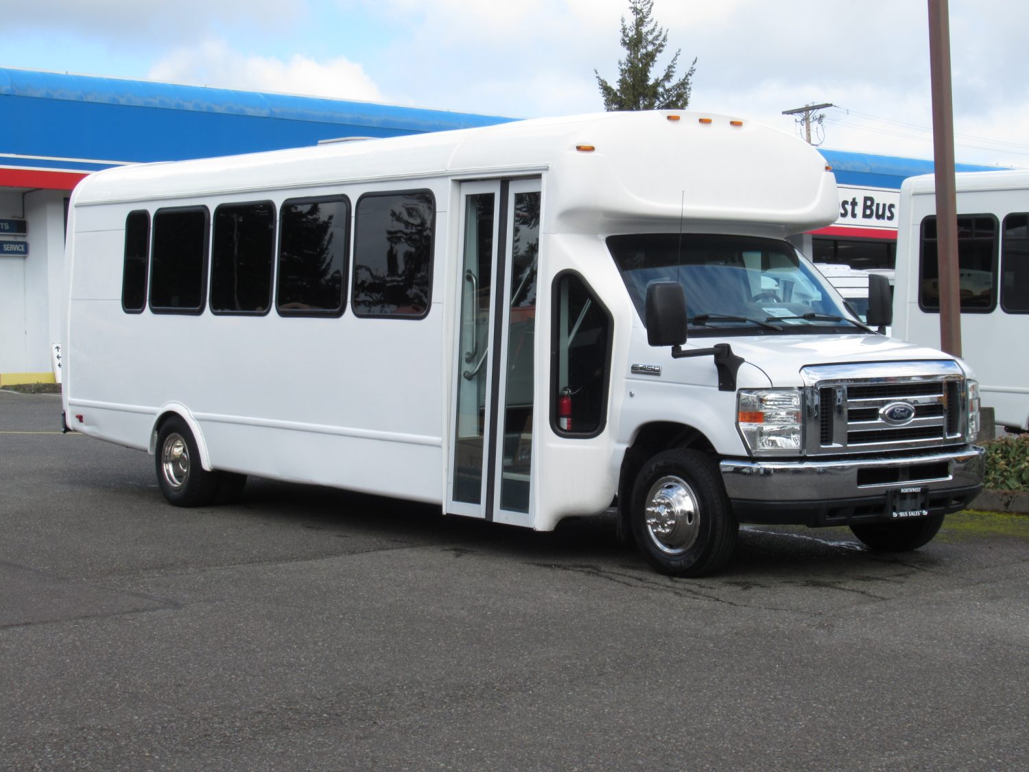 2015 Ford Starcraft MVP 24 Passenger w/Rear Luggage - S28008