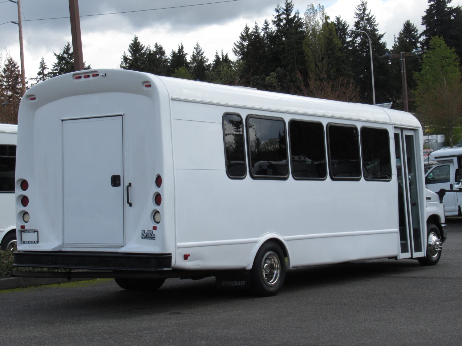 2015 Ford Starcraft MVP 24 Passenger w/Rear Luggage - S28008 - Image 3