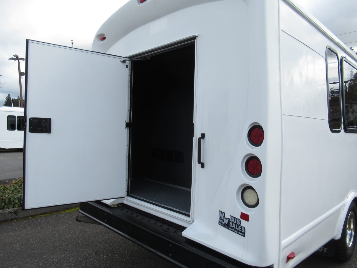 2015 Ford Starcraft MVP 24 Passenger w/Rear Luggage - S28008 - Image 10