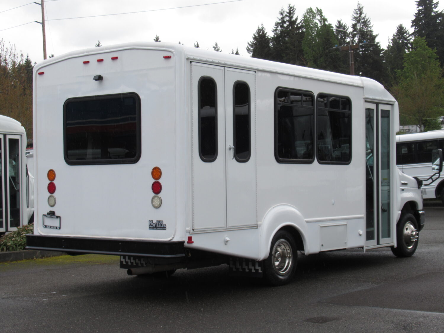 2016 Ford Goshen 10 Passenger & 2 Wheelchair Shuttle Bus - S07194 - Image 3