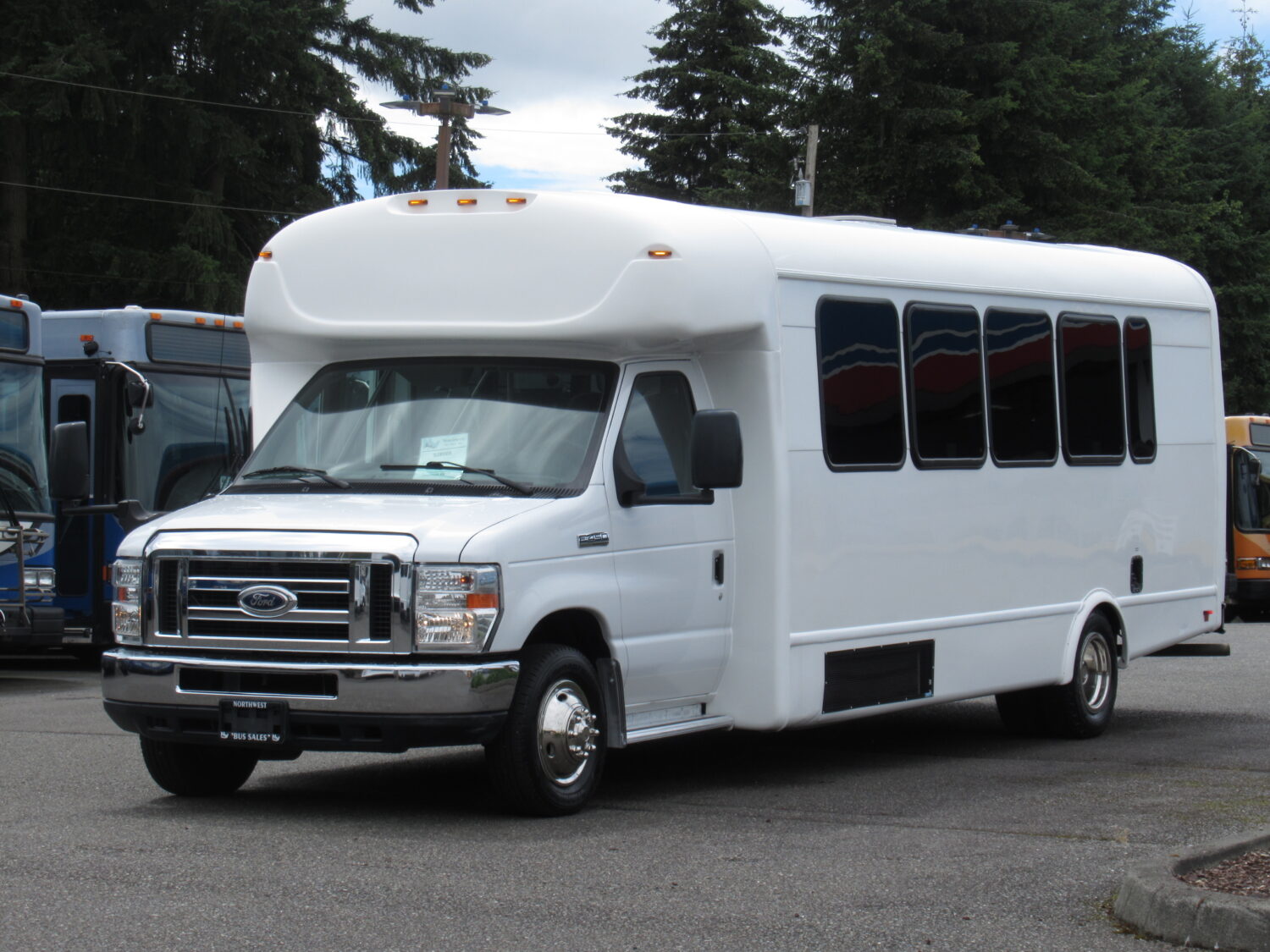 2015 Ford Starcraft MVP 24 Passenger + Rear Luggage Shuttle Bus - S28008 - Image 2