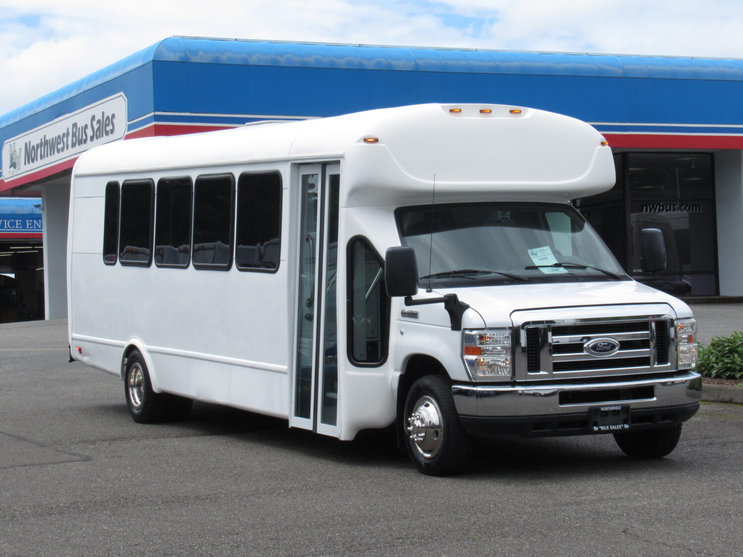 2015 Ford Starcraft MVP 24 Passenger + Rear Luggage Shuttle Bus - S28008