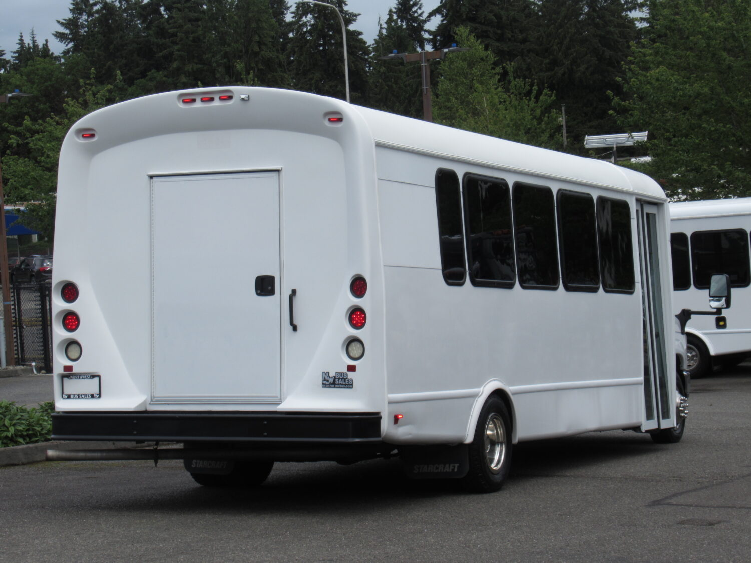 2015 Ford Starcraft MVP 24 Passenger + Rear Luggage Shuttle Bus - S28008 - Image 3