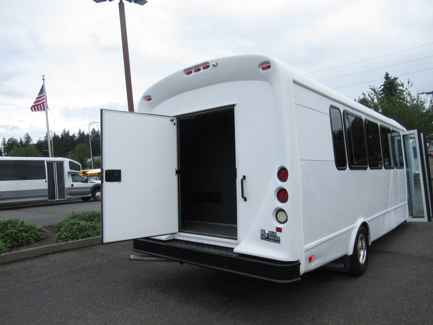 2015 Ford Starcraft MVP 24 Passenger + Rear Luggage Shuttle Bus - S28008 - Image 11
