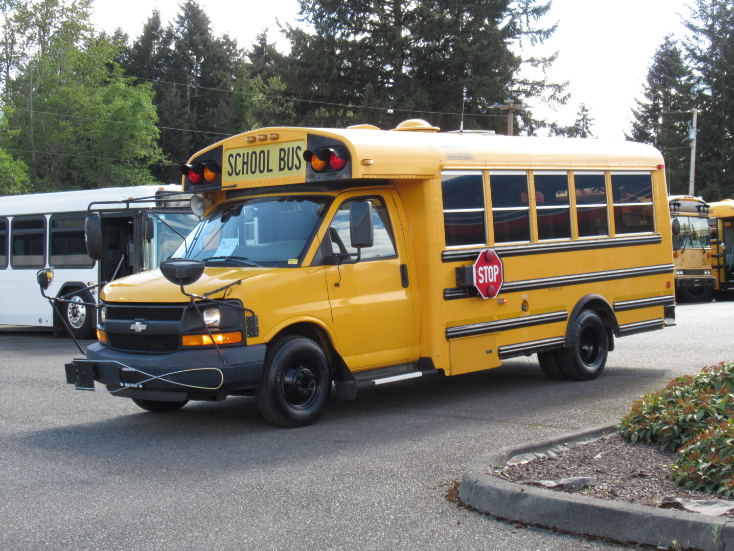 2009 Chevrolet Thomas 12 Passenger + 1 Wheelchair School Bus - B55293 - Image 2