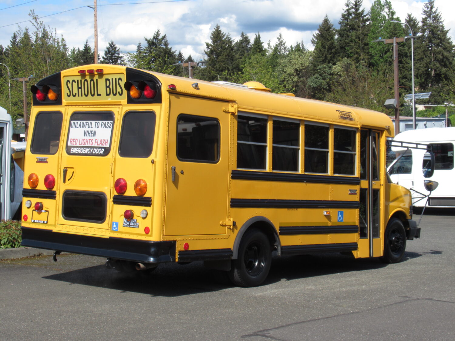 2009 Chevrolet Thomas 12 Passenger + 1 Wheelchair School Bus - B55293 - Image 3