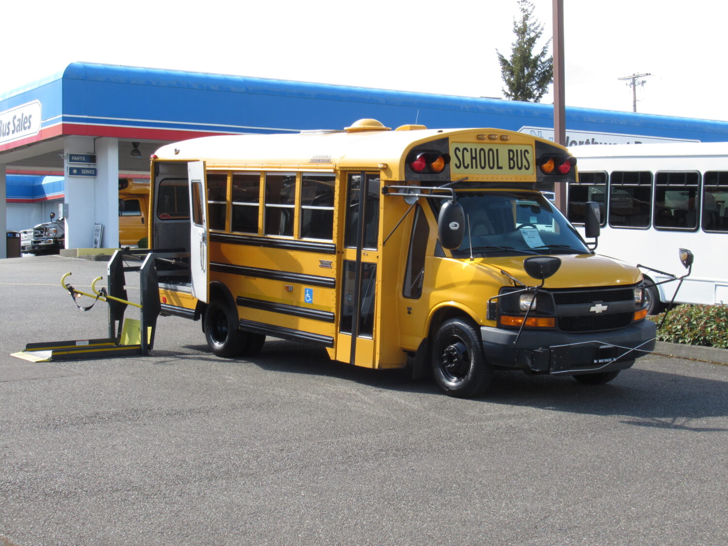 2009 Chevrolet Thomas 12 Passenger + 1 Wheelchair School Bus - B55293