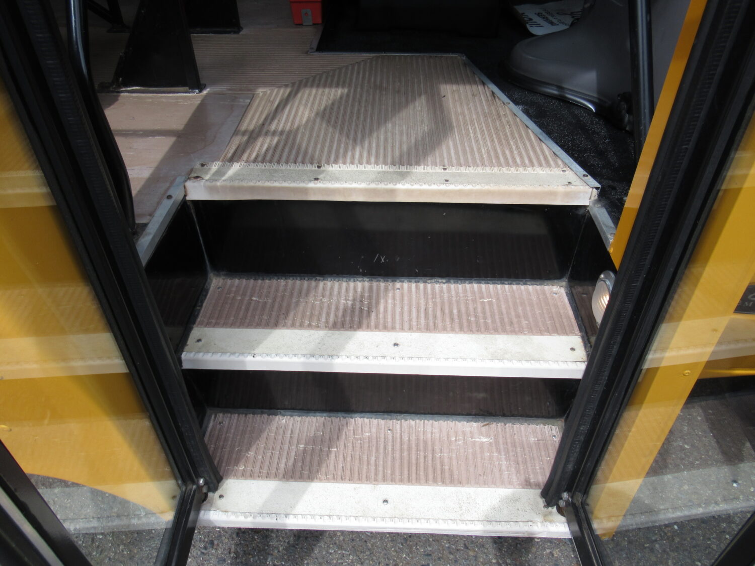 2002 Ford Girardin 20 Passenger School Bus - B20952 - Image 9