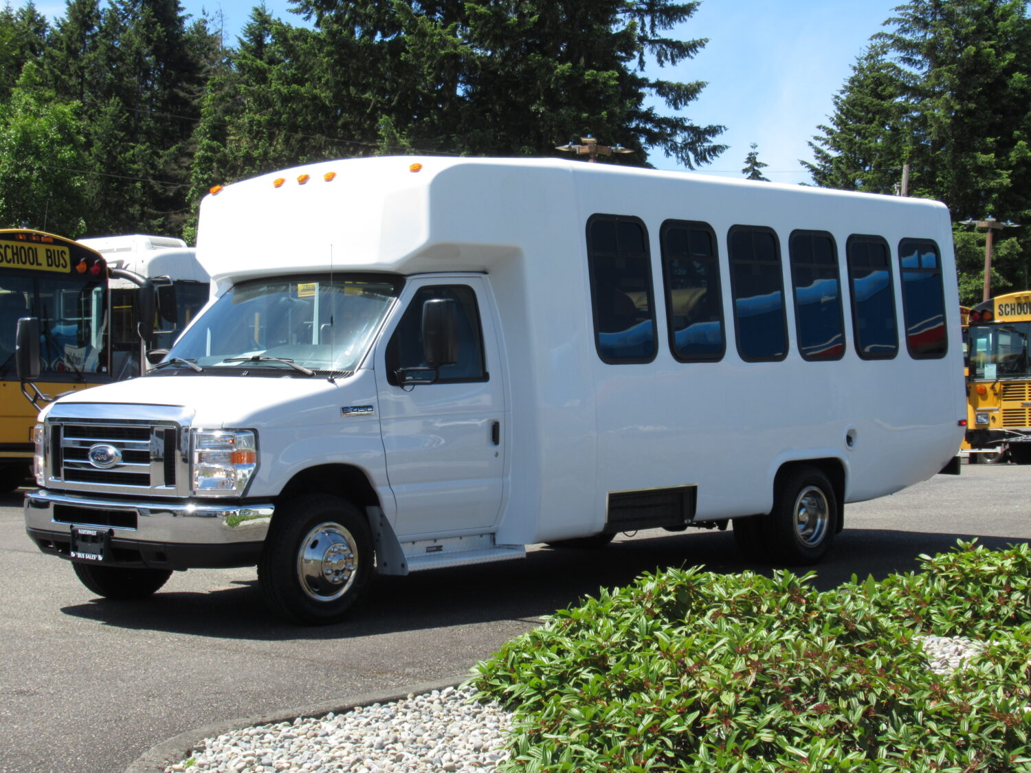 2017 Ford Diamond 24 Passenger Shuttle Bus - S49143 - Image 2