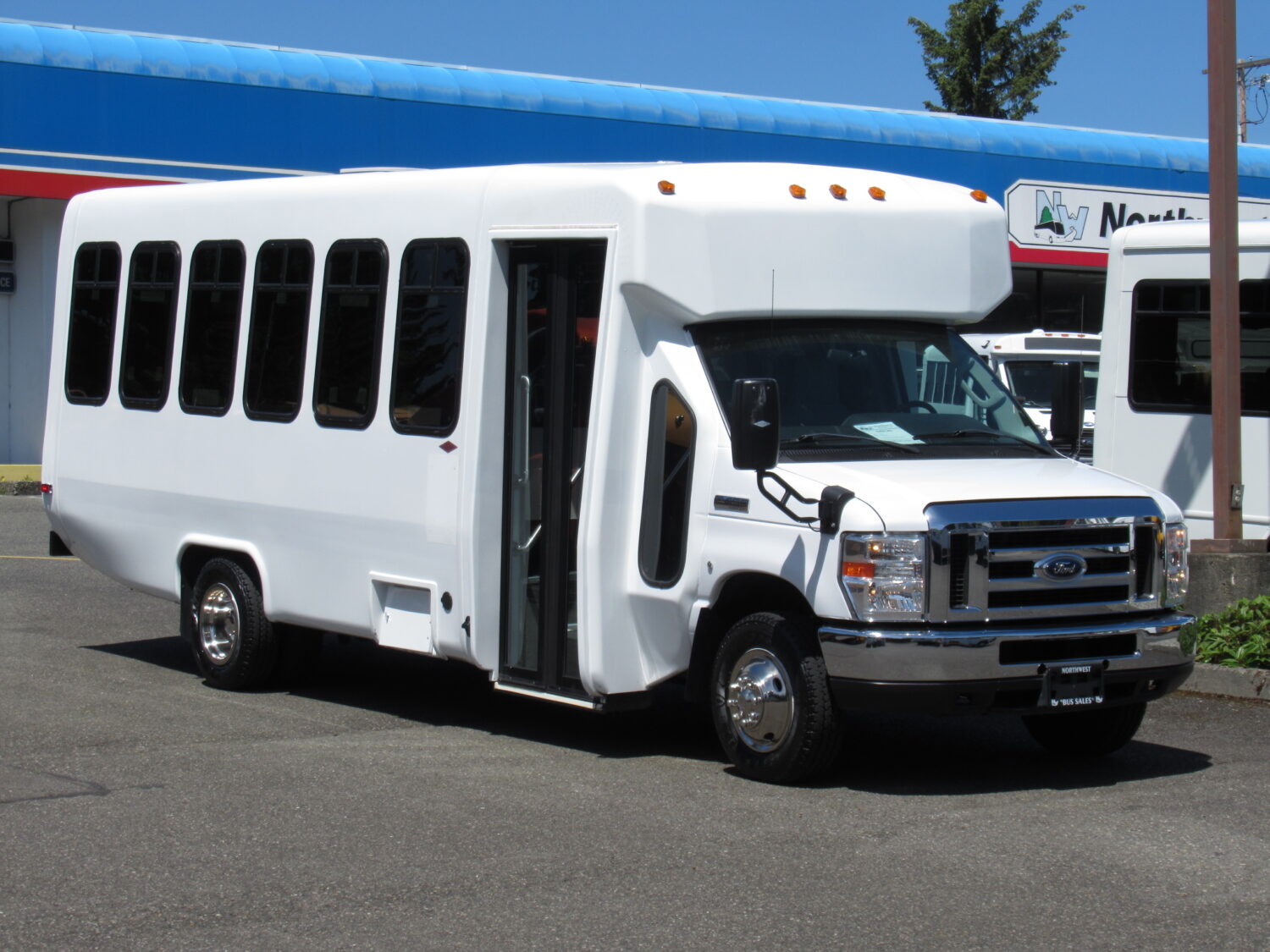 2017 Ford Diamond 24 Passenger Shuttle Bus - S49143