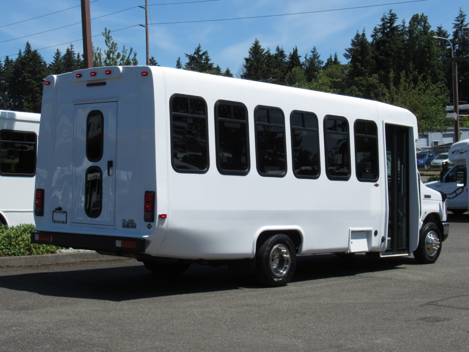 2017 Ford Diamond 24 Passenger Shuttle Bus - S49143 - Image 3