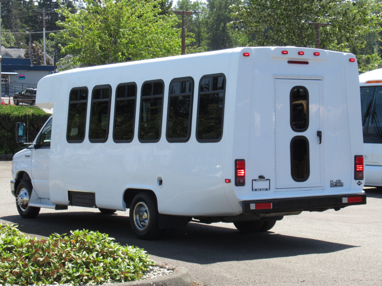 2017 Ford Diamond 24 Passenger Shuttle Bus - S49143 - Image 4