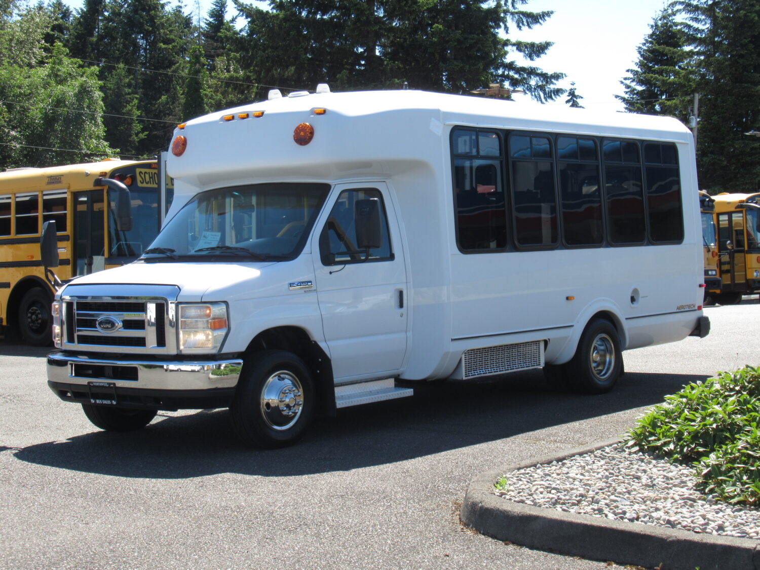 2008 Ford Eldorado 14 Passenger ADA Shuttle Bus