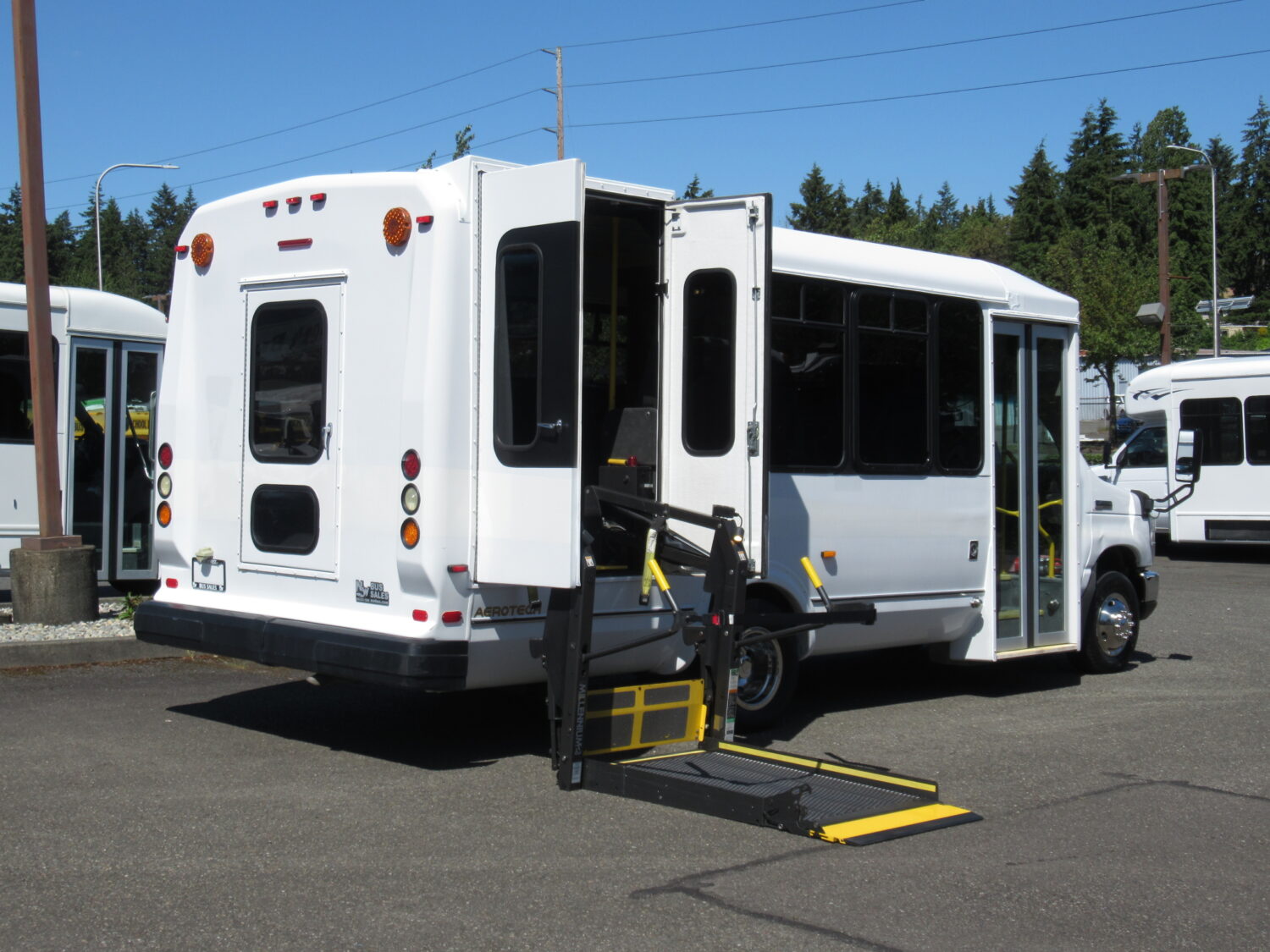 2008 Ford Eldorado 14 Passenger ADA Shuttle Bus