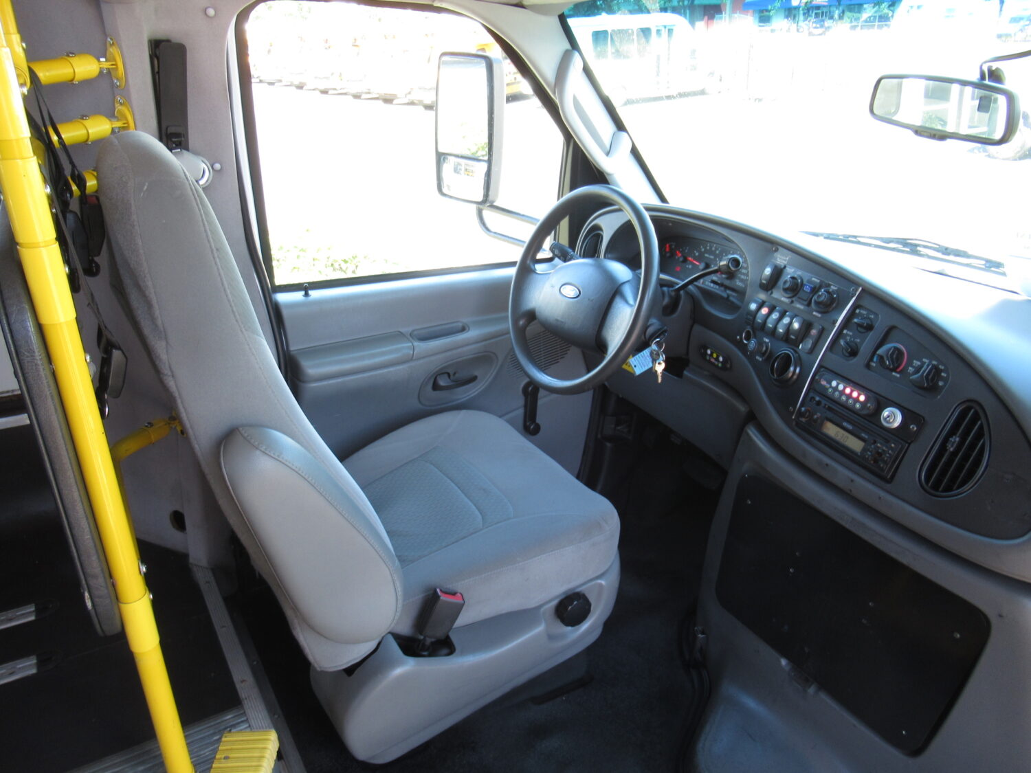 2008 Ford Eldorado 14 Passenger ADA Shuttle Bus