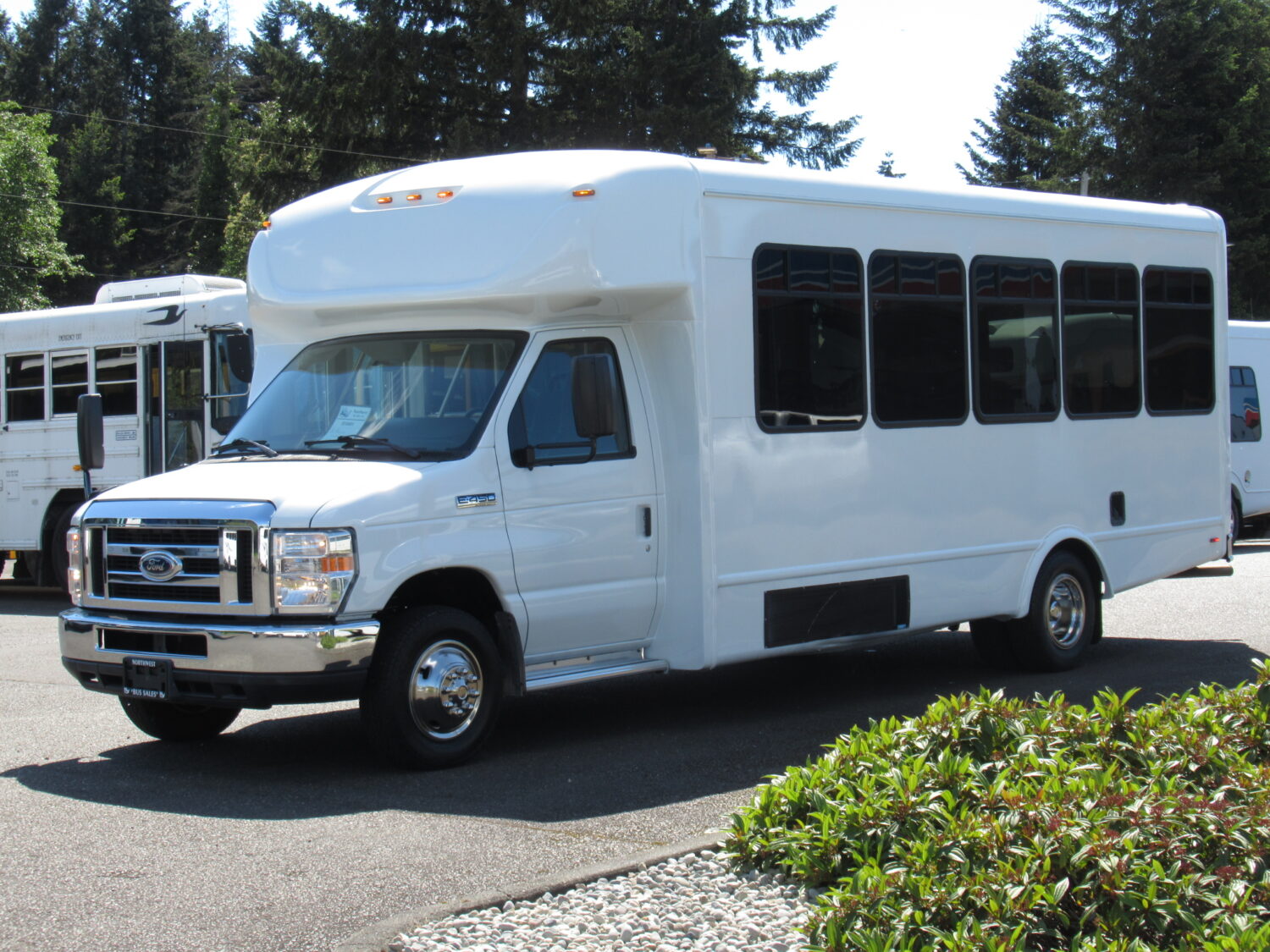 2014 Ford Starcraft 12 Passenger & 2 Wheelchair Shuttle Bus - S10491 - Image 2